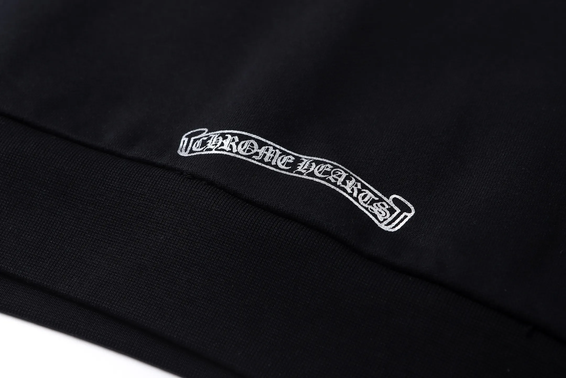 P390 Chrome Hearts25SS1988 limited foil color printed hooded sweatshirt ●400g Odell velvet sweatshirt material ●440g 1*1 matching high-end fashion brand rib ●Fabric fermentation ●Glue printing ●Customized 1:1 eyelet ●Customized 1:1 hat rope ●Customized 1:1 trademark ●Loose version ●Size: S M L ●Style number: 2006/3B#20